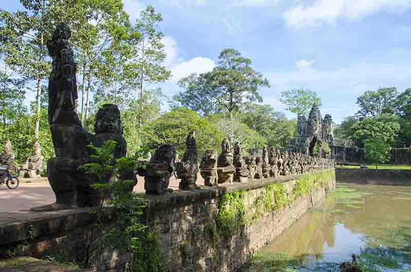 39 - Camboya - Angkor - ciudad de Angkor Thom - puerta sur - fila de demonios